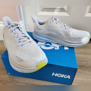 HOKA Clifton 9 Women's Sneaker Size 9.5